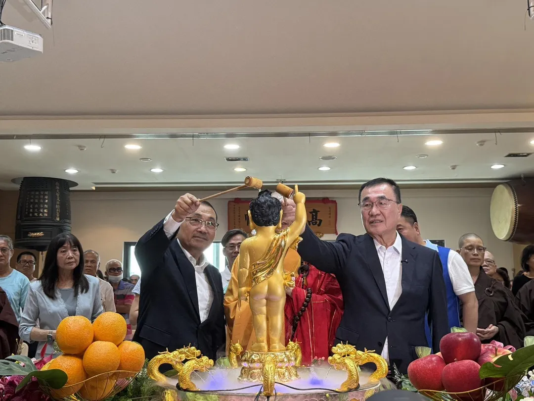 李四川今與侯友宜同台參拜祈福,並參與浴佛儀式,展現對宗教文化與地方信仰的重視。(圖/李四川辦公室提供)