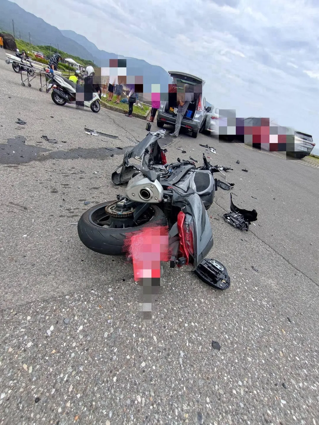 新北市貢寮區台2線今(24)日中午發生嚴重死亡車禍,左轉轎車與直行紅牌重機發生猛烈碰撞,現場零件散落一地。(圖/民眾提供)