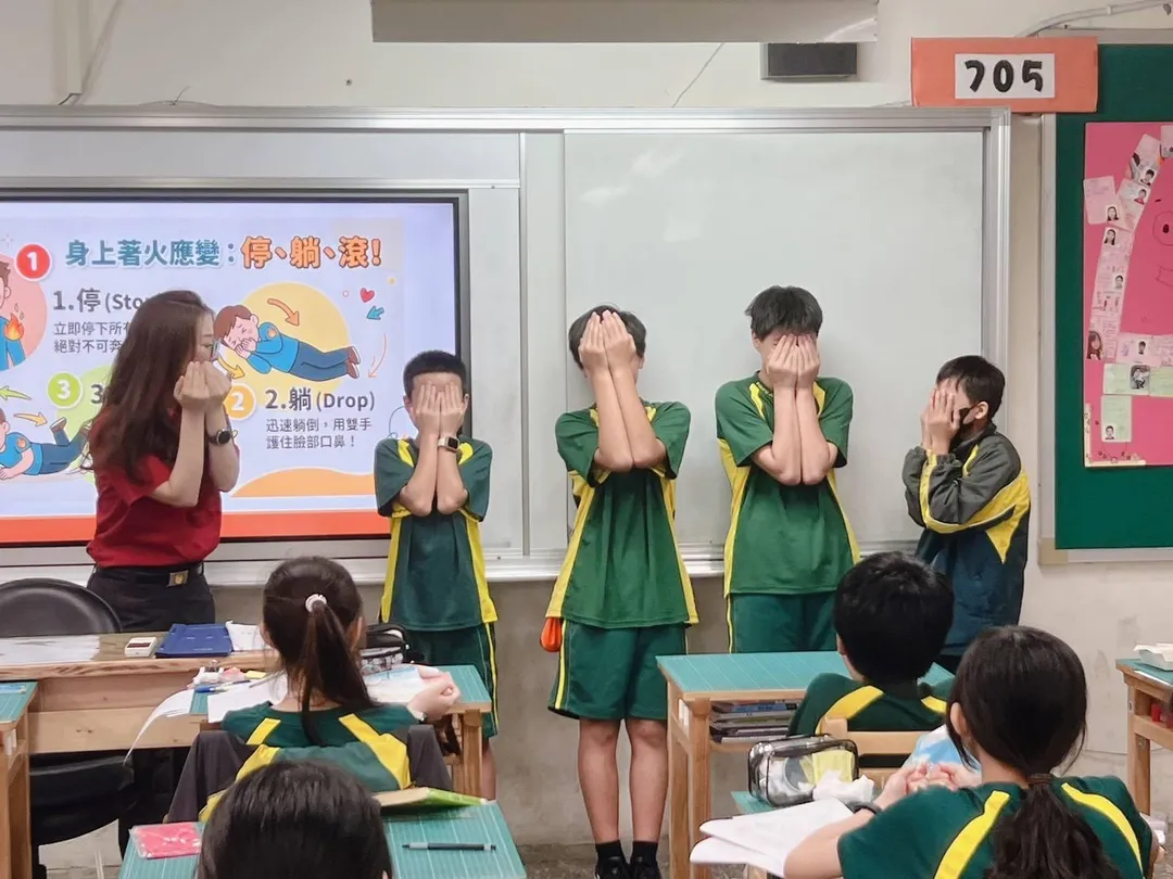 身上著火立即將雙手摀在臉上，用手保護臉部，將傷害降到最低。（圖／基隆市政府提供）