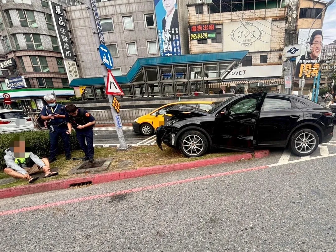 保時捷男板橋失控撞燈桿。（圖／警方提供）