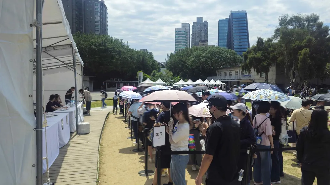 粉絲為了贈品以及與偶像見面，無懼炎熱到場排隊。（圖/記者鄧佩雯 攝）