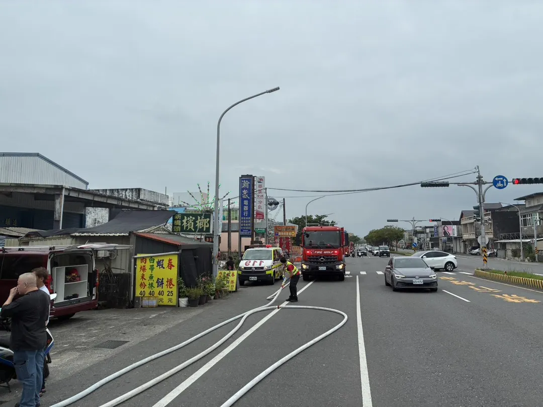 玉里橋頭臭豆腐礁溪店突竄火煙。（圖／翻攝畫面）