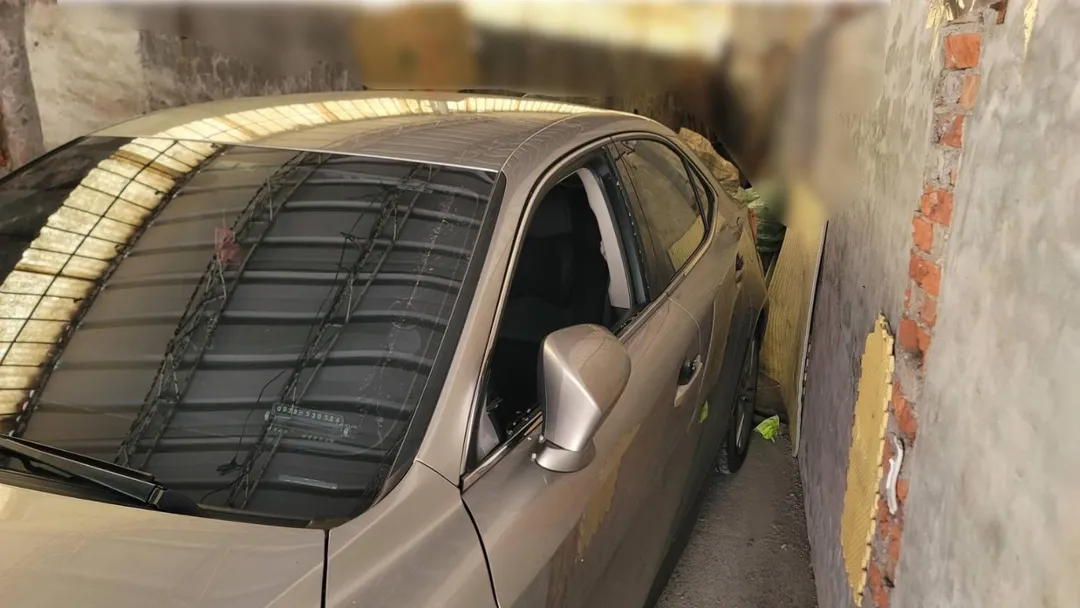 楊男棄置於路旁的涉案車輛。(圖/警方提供)