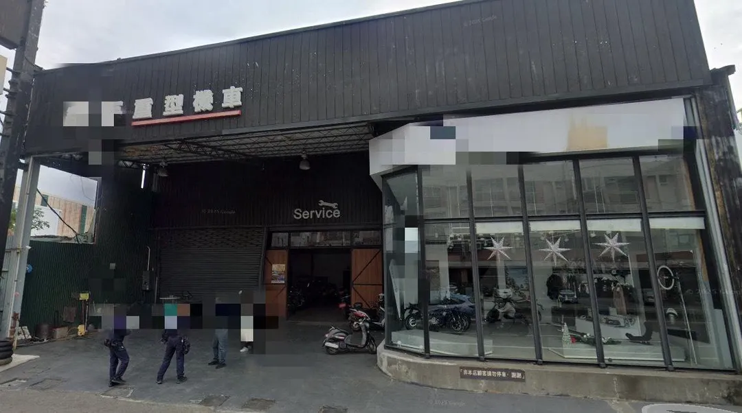 台南某知名重機店員工將剪斷眼鏡蛇頭的畫面po網,引發軒然大波。(圖/翻攝自 Google Maps)