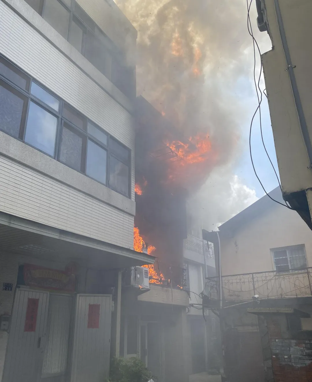 台中豐原一處移工宿舍今早發生大火，現場濃煙密布。（圖／翻攝自 Vtuber Bwslime Threads，經授權使用）
