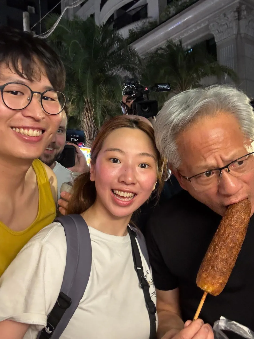 民眾在夜市巧遇黃仁勳大嗑烤玉米。（圖／Threads網友@jack20140提供）