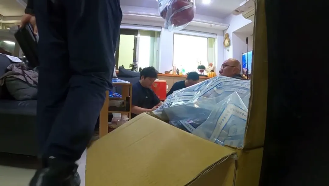 警方查扣大批現金、名牌包與建商帳冊等關鍵證物。（圖／刑事局提供）