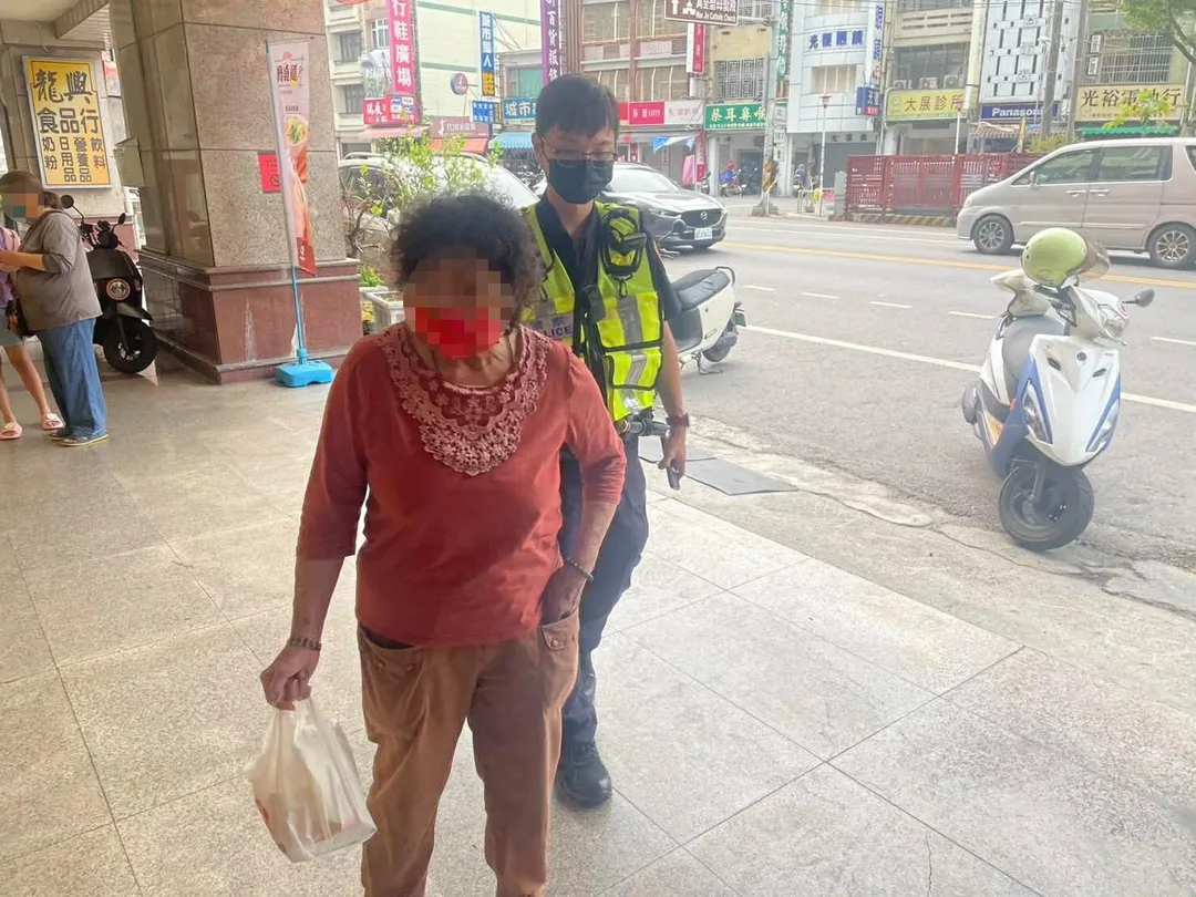 羅婦於今年3月中突然出現失智症狀，4月12日外出買東西時迷路，由潮州警察分局人員發現後送回家。（圖／翻攝畫面）