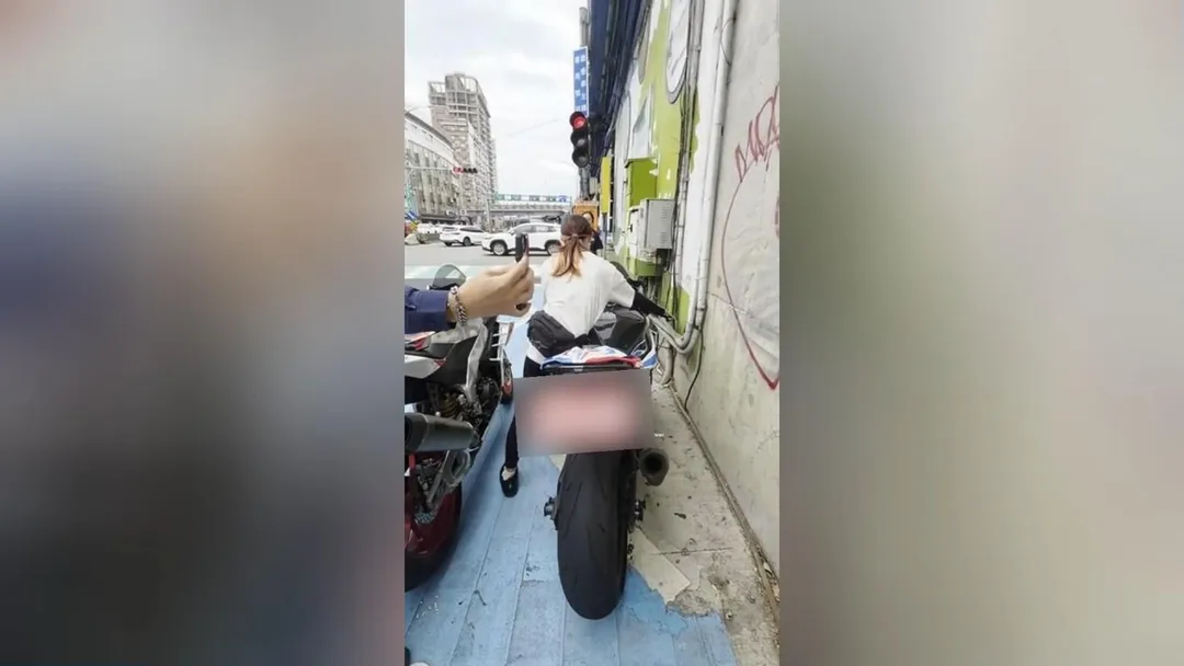 該重機同時違規未裝設後視鏡，警方呼籲車友切勿擅自改裝以免受罰。（圖／翻攝畫面）