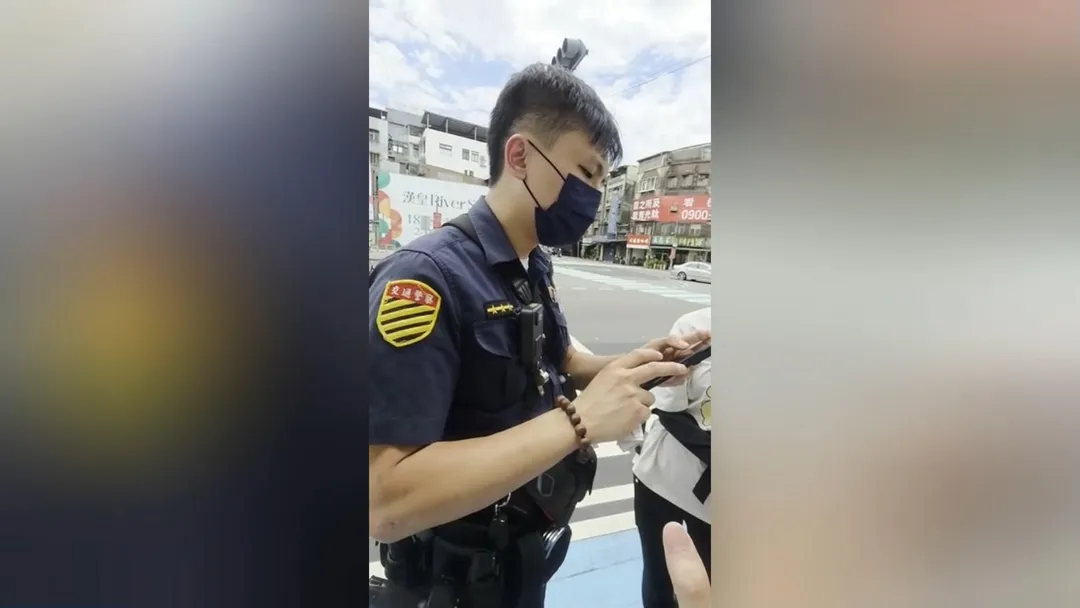 針對法規無明訂角度的質疑，警方引用最新判決，強調未依原廠位置懸掛即違規。（圖／翻攝畫面）