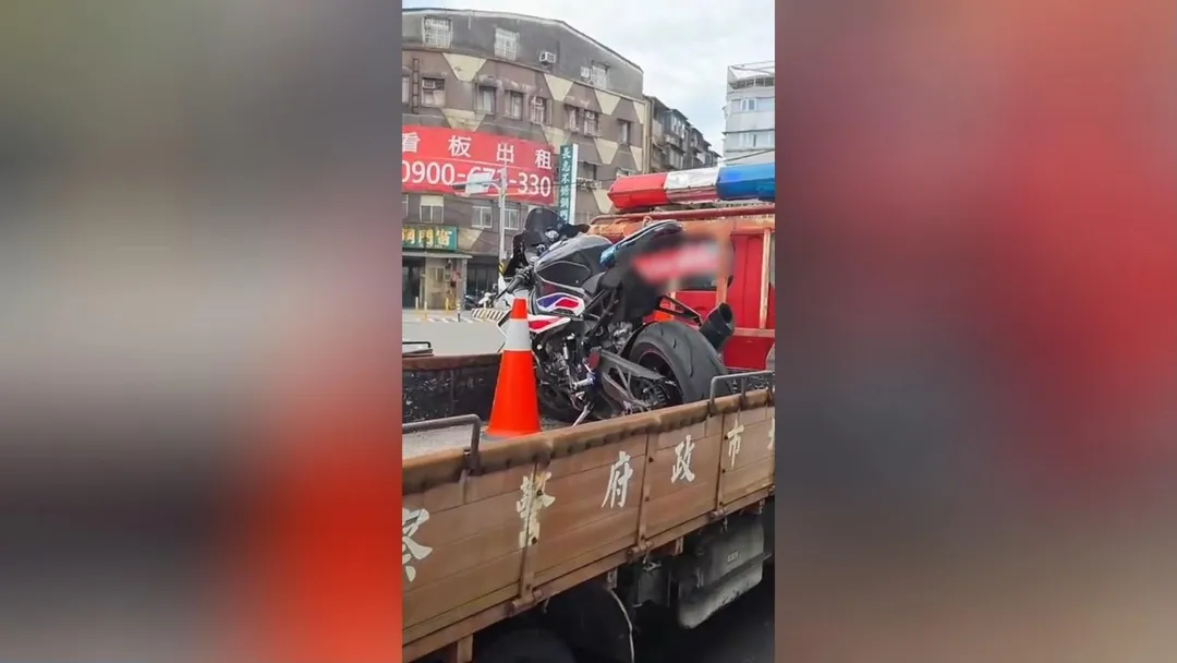 警方依法當場執行扣牌與移置保管車輛，程序完全符合道交條例規範。（圖／翻攝畫面）