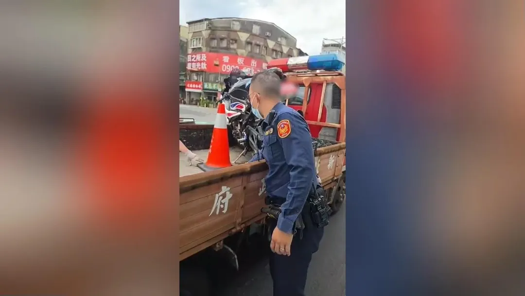 警方指出，該重機車牌呈現「翹牌」狀態，正常視角極難辨識車號。（圖／翻攝畫面）