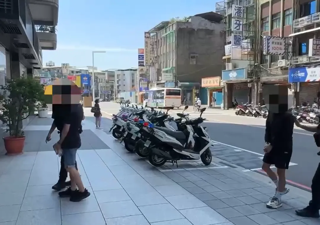 涉案的李男和許男不只被燒傷，還把自己「送到」警察手上。（圖／翻攝畫面）