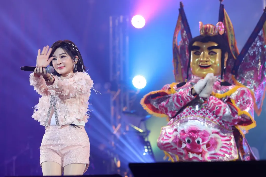 王彩樺演唱〈當我有了你〉、〈保庇〉、〈心花開〉。（圖／劍湖山世界提供）