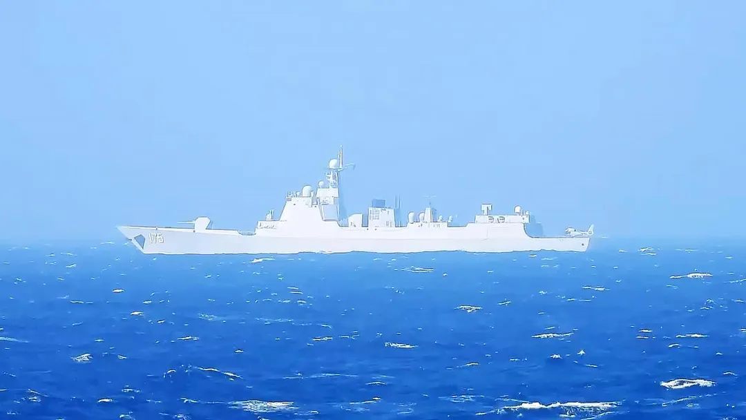 海軍昆明軍艦監控中共銀川艦（175）。（圖／國防部）