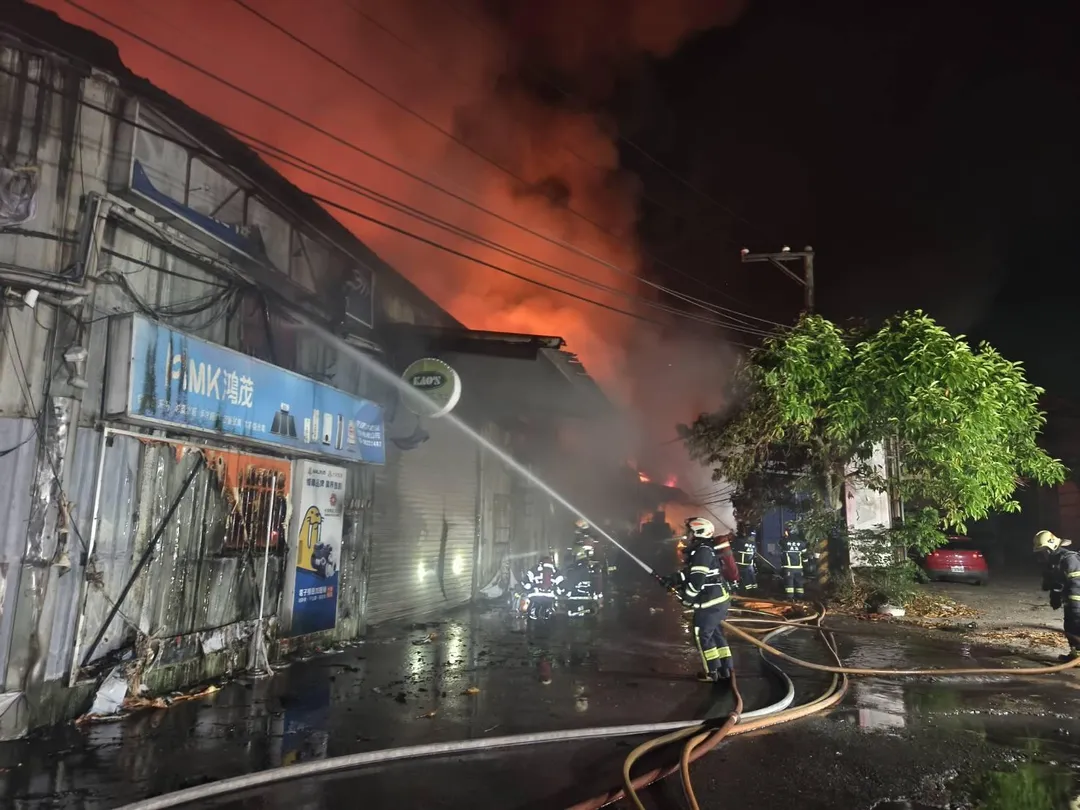新北市淡水區北投子一處連棟鐵皮工廠於25日晚間9時許突然發生火災。（圖／新北市消防局提供）