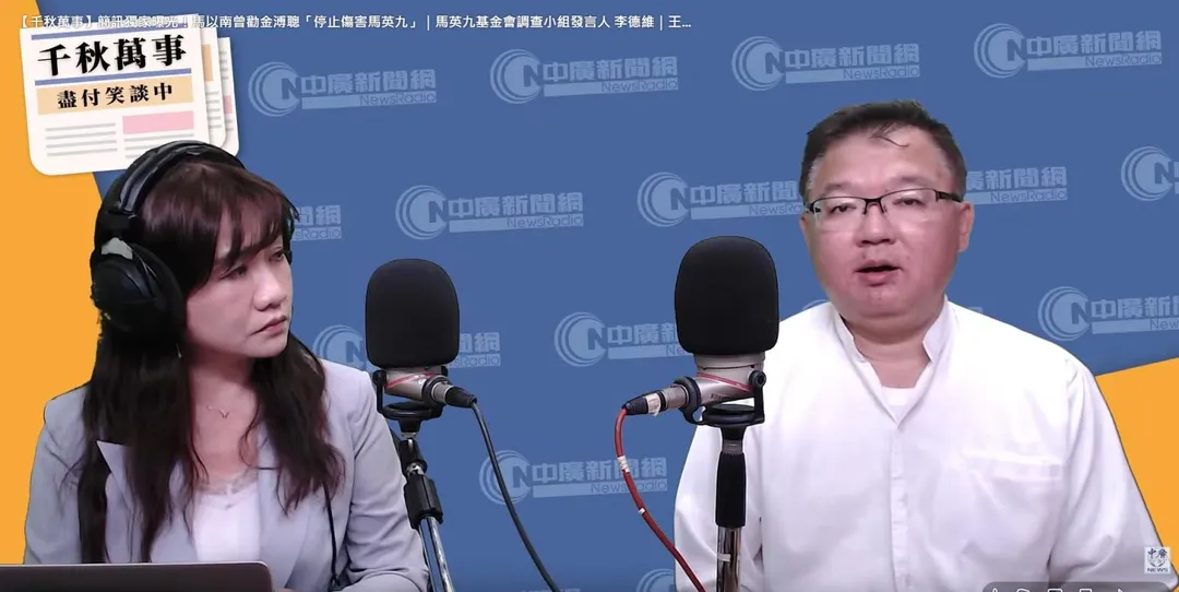 李德維(圖右)證實王光慈下跪磕頭。(圖/截自「千秋萬事」YT頻道)