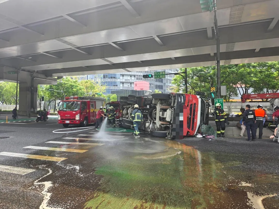 南京東路六段26日上午發生水泥預拌車翻覆意外,警方啟動交通快打迅速到場疏導。(圖/警方提供)