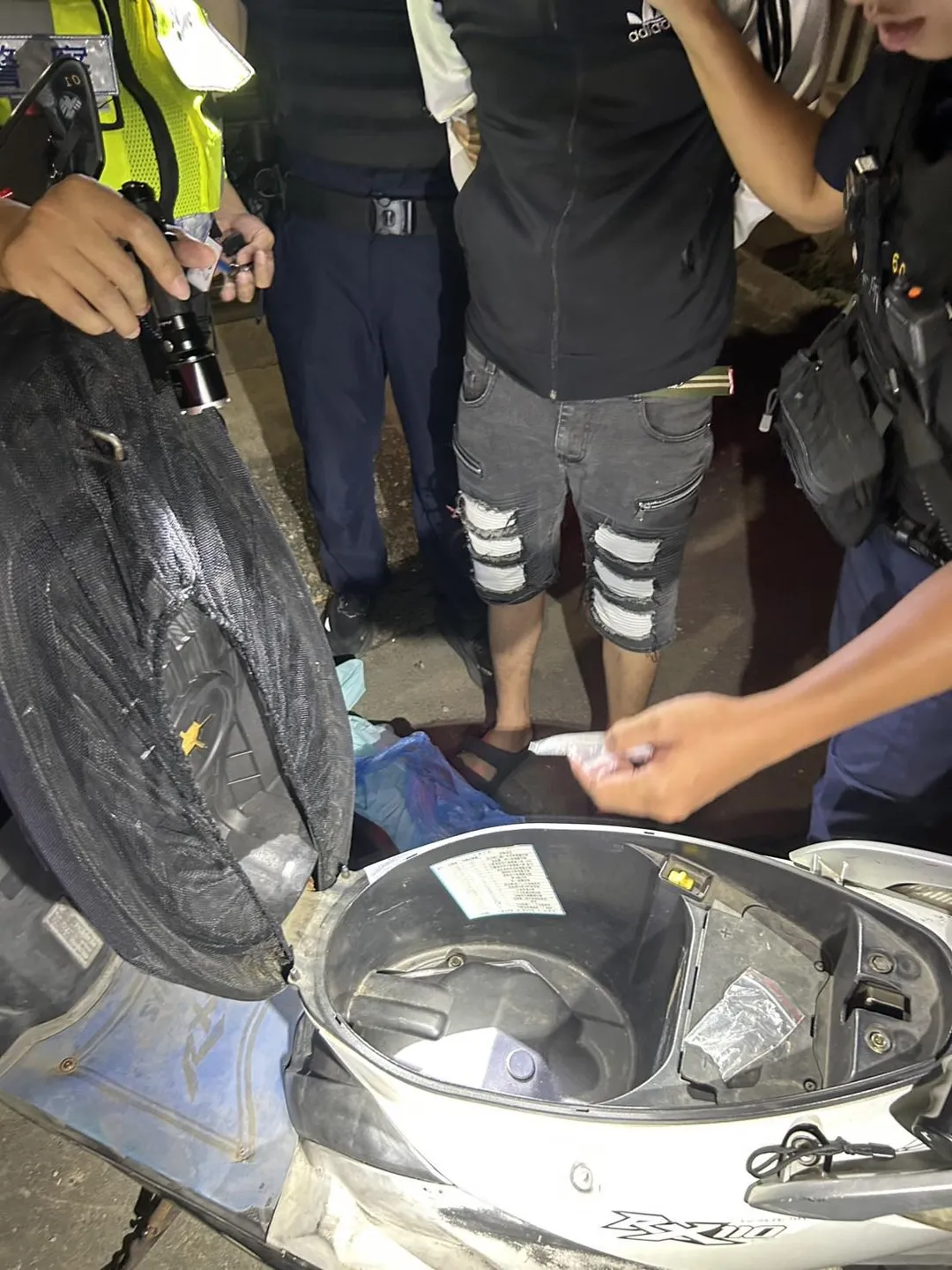 杜嫌機車置物箱內藏有二級毒品安非他命5包，共計3.6公克。（圖／警方提供）