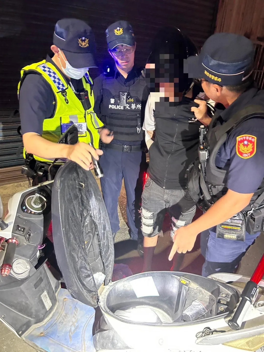 警方隨即將其上銬逮捕，依違反毒品危害防制條例及公共危險罪嫌，將相關證物一併帶回派出所移送法辦。（圖／警方提供）