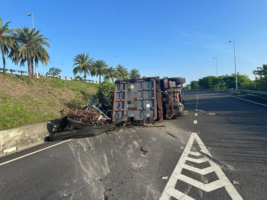 國3北上南州交流道入口匝道,26日清晨發生大貨車自撞翻覆事故,貨物散落一地。(圖/中天新聞)