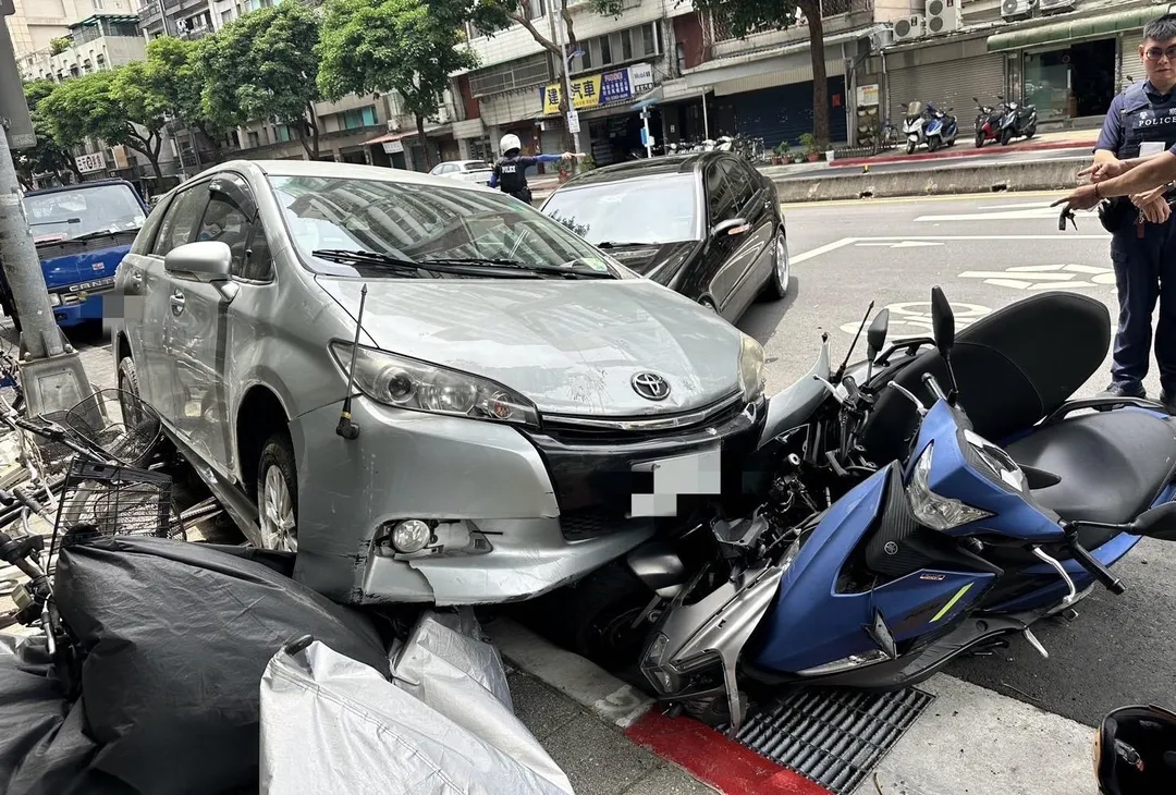 車輛暴衝波及路邊11台車。（圖／翻攝畫面）