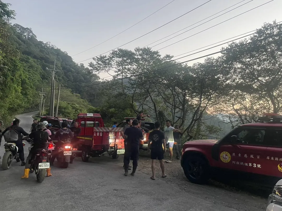 消防局於25日16時53分接報,出動瑪家、三地門、霧台分隊、特搜大隊及第一大隊,共計6車14人前往現場,可惜全力搶救後仍宣告不治。(圖/警消提供)