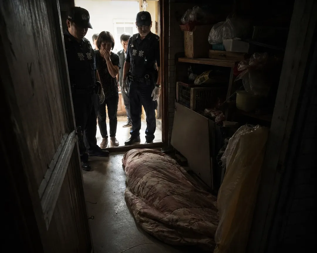 警方破門進入置物間，發現死者遭棉被包裹，已死亡多時。（圖／示意圖／AI生成）