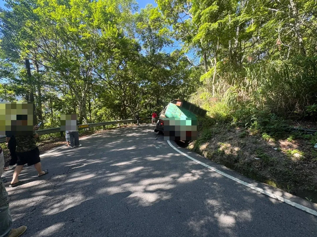 經過相關單位近5個小時的搶救,現場狀況終於在中午12時許順利排除,投83線恢復雙向正常通行。(圖/警方提供)