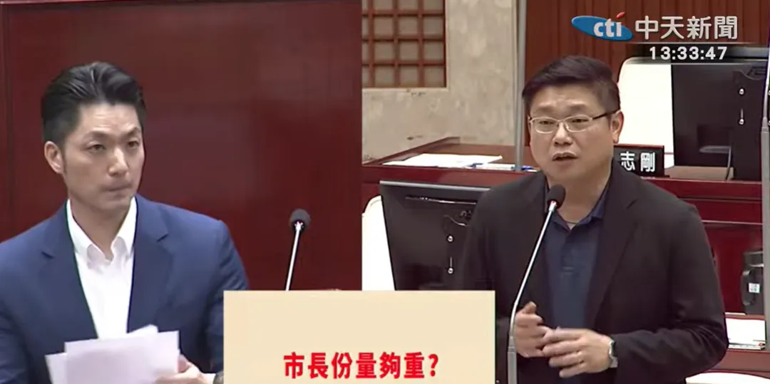 陳賢蔚（右）質詢蔣萬安（左）。（圖／中天新聞）