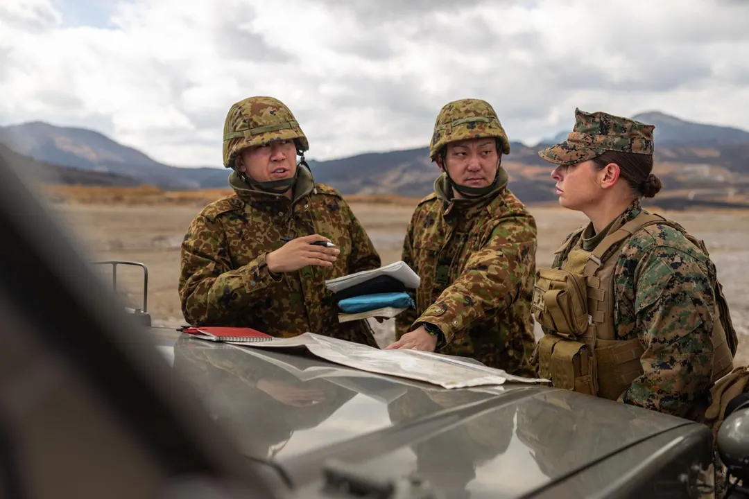 美國陸戰隊第12陸戰濱海團軍官(圖右)與日本陸上自衛隊軍官。(圖/美國陸戰隊)
