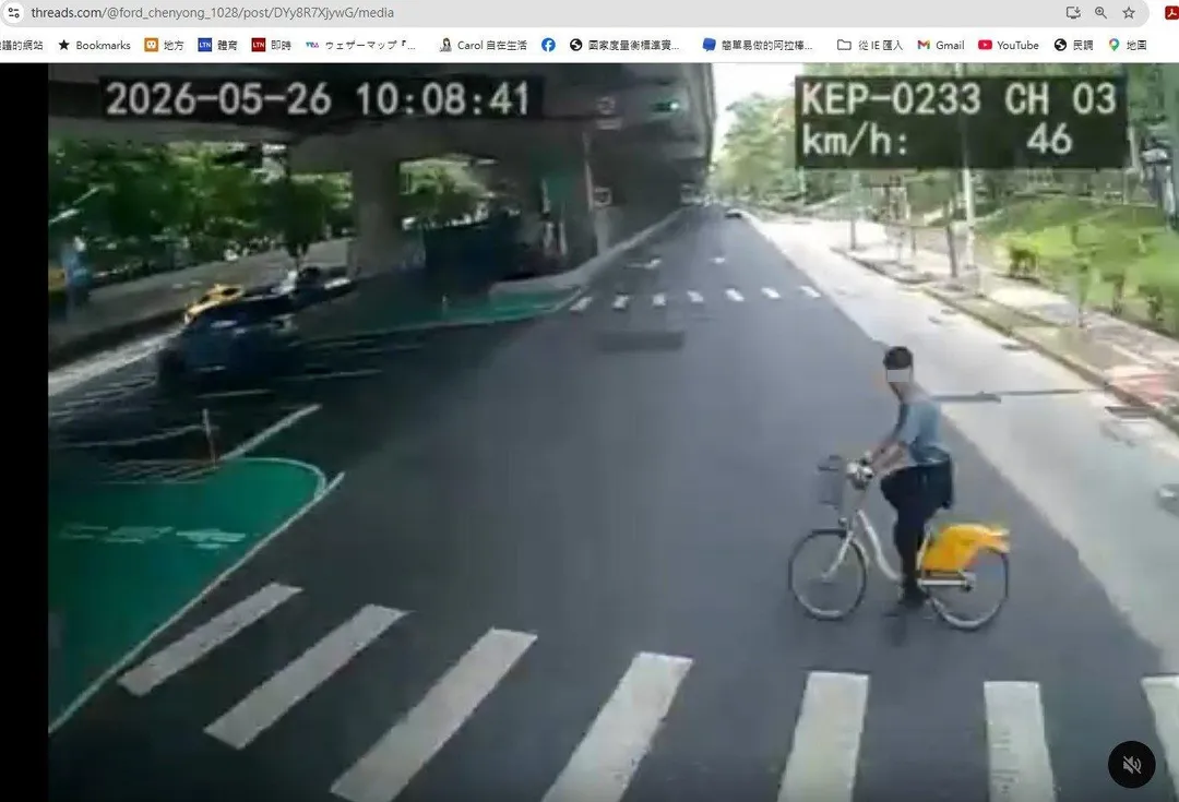 行車紀錄器畫面曝光,水泥車為閃避突然竄出的闖紅燈YouBike,急打方向盤導致翻覆。(圖/翻攝自Threads)