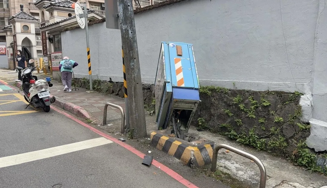 男子毒駕撞爛路邊電信箱。(圖/翻攝畫面)