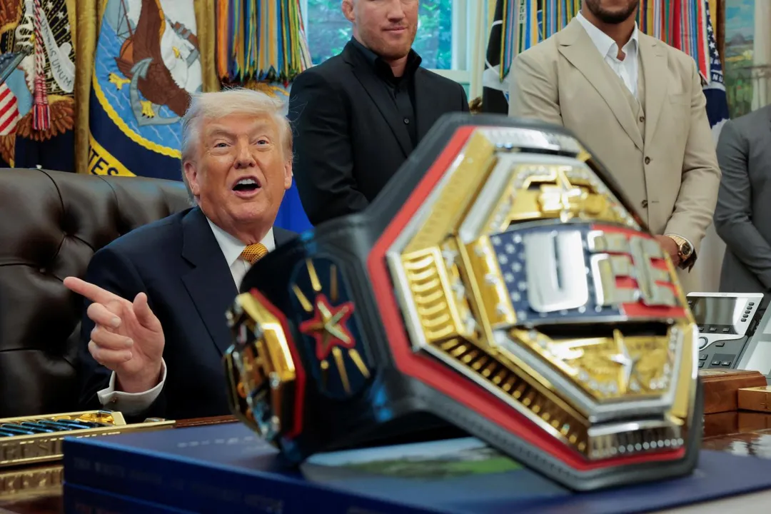 美國總統川普6日在白宮會見UFC選手。（圖／路透社）
