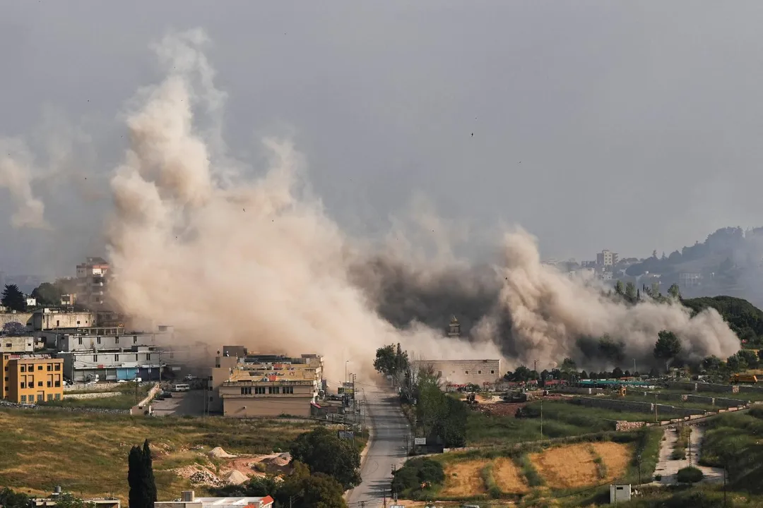 5月26日，以色列空襲黎巴嫩納巴泰（Nabatieh）後，滾滾濃煙升起。（圖／路透社）