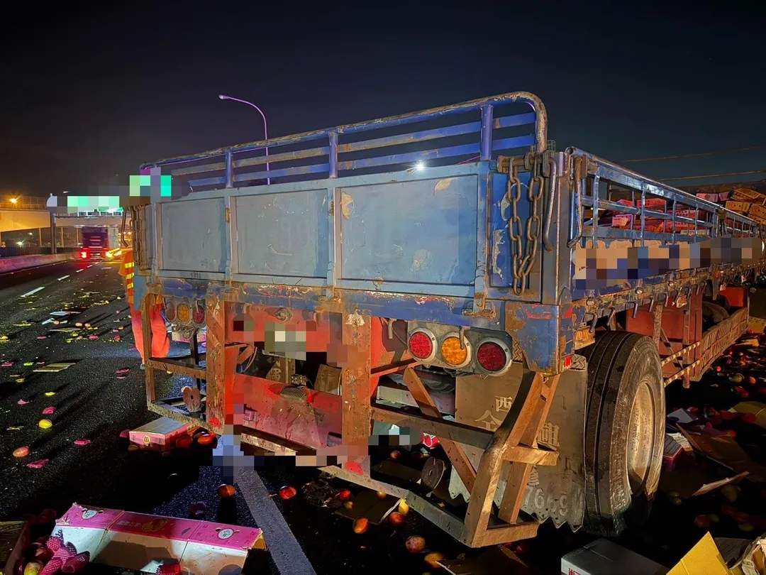 猛烈撞擊後聯結車上的芒果全都散落一地。（圖˙／警方提供）