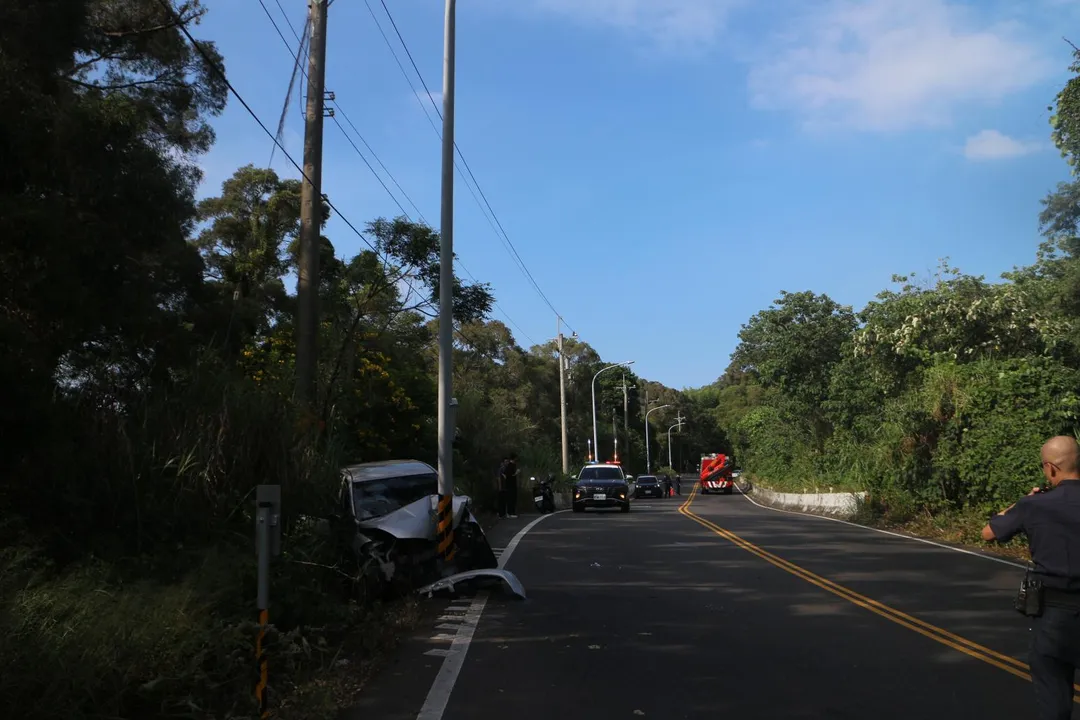 7旬翁載妻過彎失控直撞電桿，警方獲報到場處理。（圖／中天新聞）