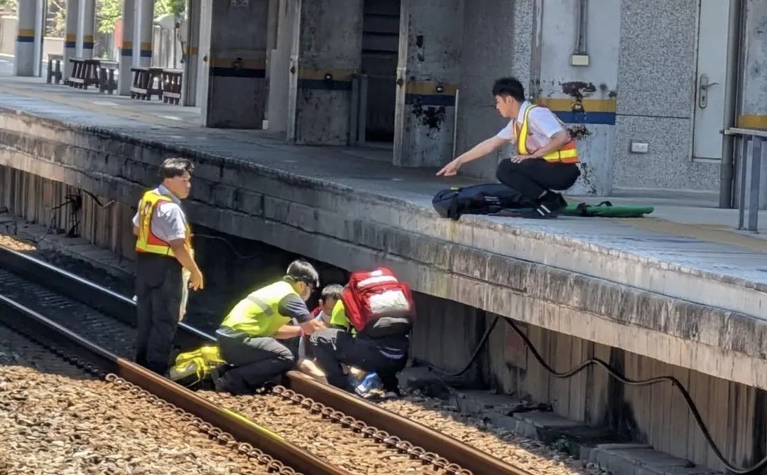 台鐵新豐站今發生一起落軌意外。（圖／翻攝畫面）