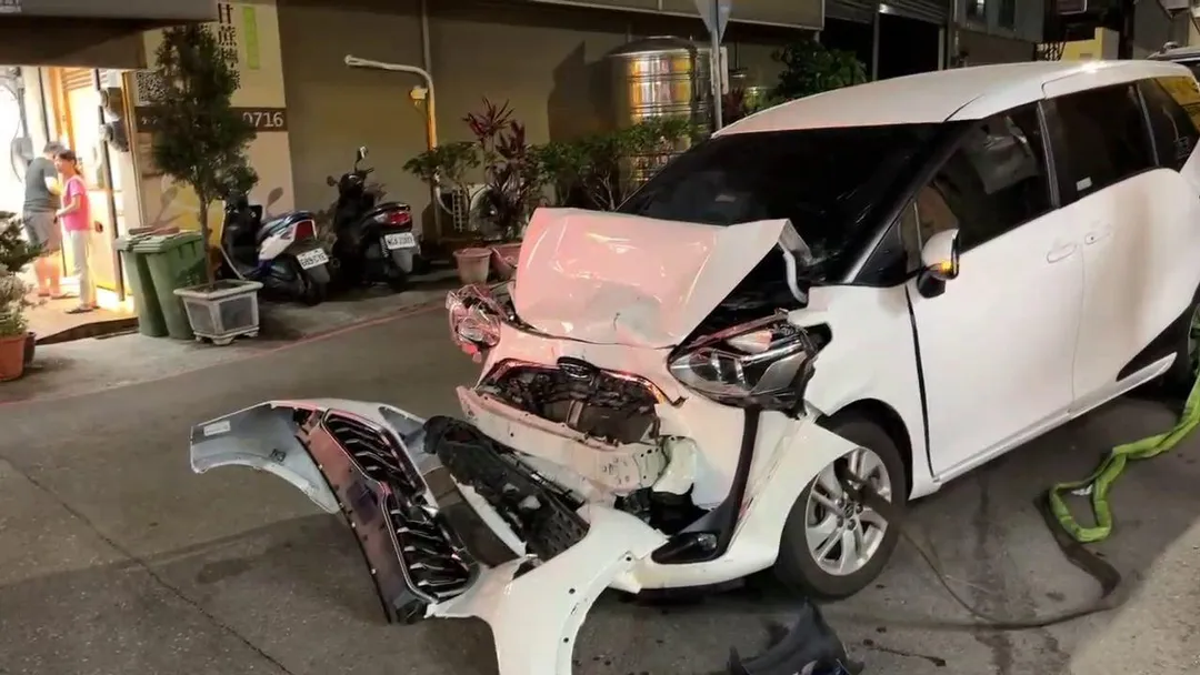 戴男車輛的保險桿噴飛插到對向車的車頭。（圖／中天新聞）
