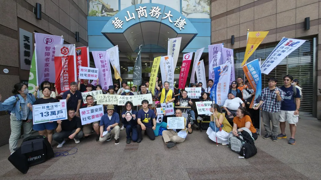 20個公民團體27日前往民進黨中央黨部抗議總統賴清德社宅政見大跳票。（圖／民團提供）