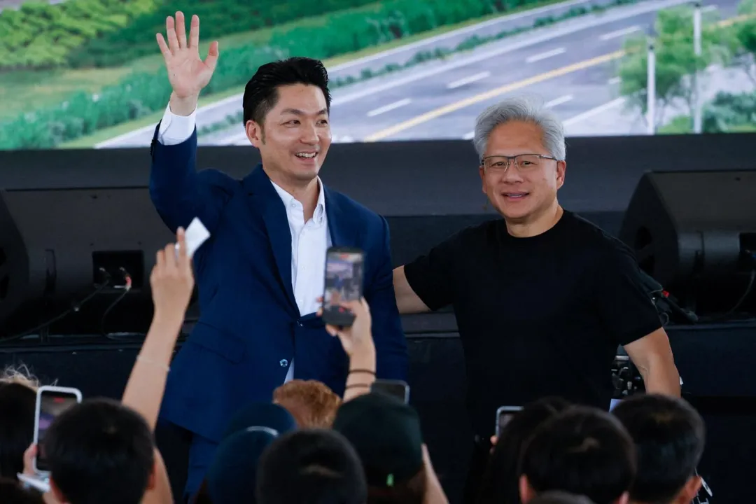 最新民調顯示，尋求台北市長連任的蔣萬安受到民意高度支持。圖為蔣萬安5月27日與輝達執行長黃仁勳在輝達「星座」全員慶祝活動合照。（圖／路透社）
