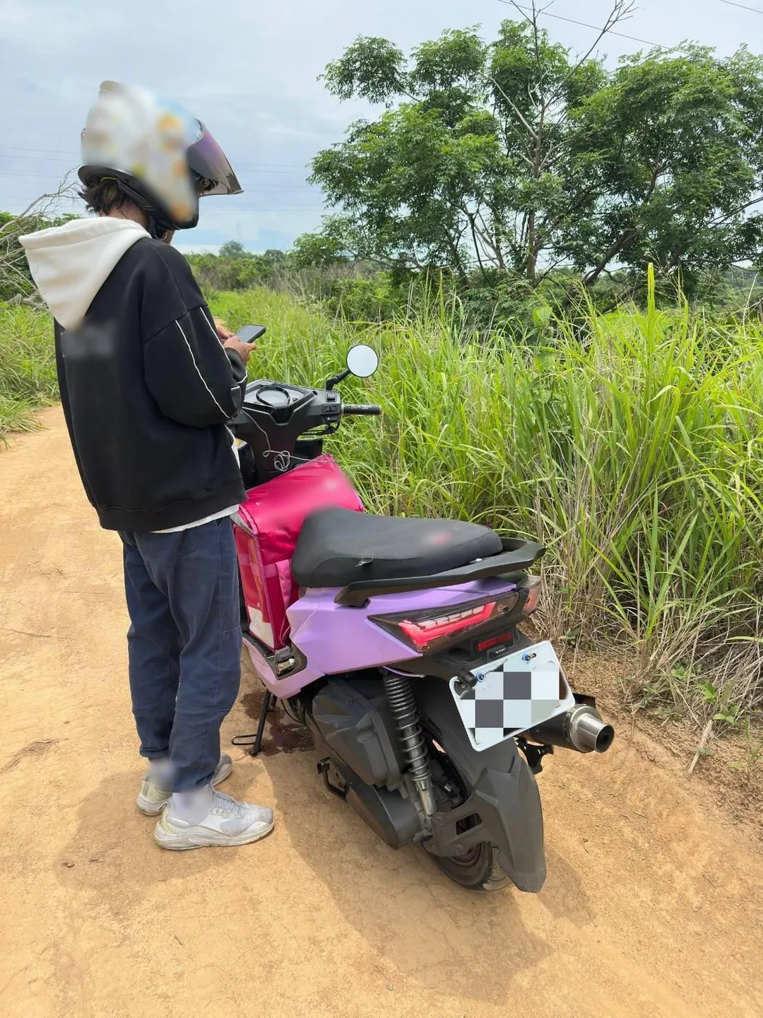 警方透過LINE即時定位，徒步穿越公墓才找到受困荒野的鄭姓外送員。（圖／警方提供）