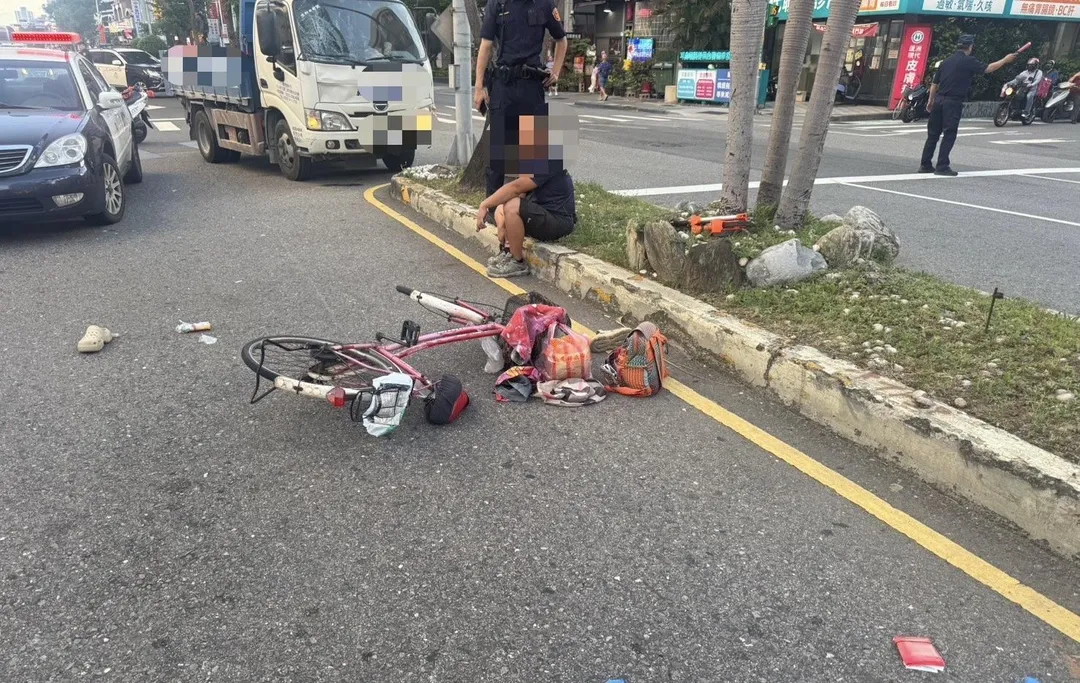婦人遭貨車撞飛無呼吸心跳緊急送醫。（圖／翻攝畫面）
