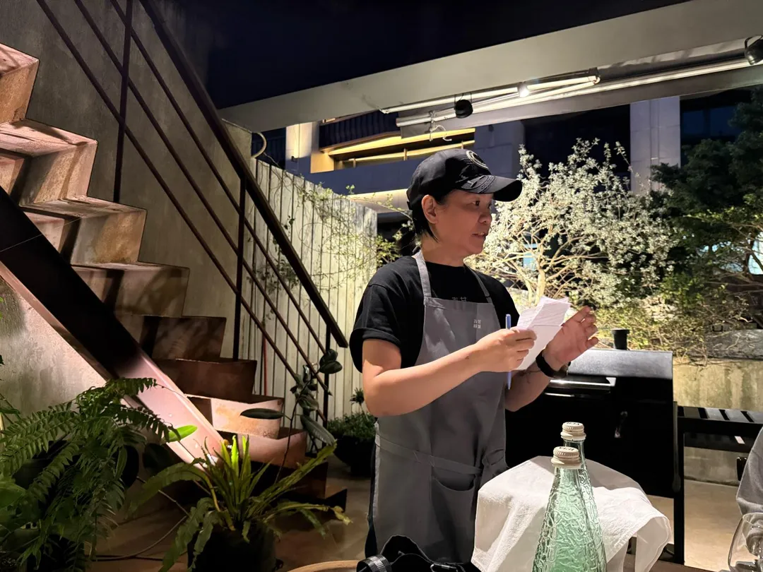 侍者解釋如何點菜足20分鐘。（圖／黃宏輝提供）