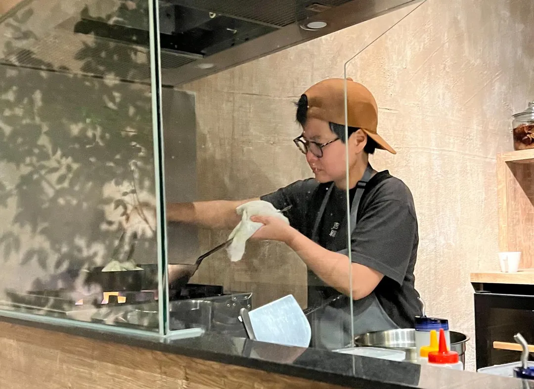 主廚Ada作菜的神情。（圖／黃宏輝提供）