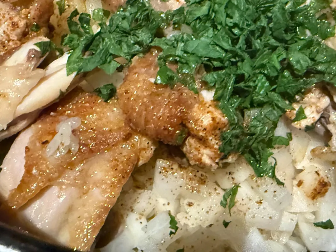 紫蘇葉碎末帶清香氣。（圖／黃宏輝提供）