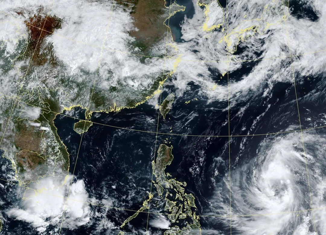 氣象署提醒，下週受颱風外圍雲系影響，迎風面北部及宜蘭地區有局部短暫陣雨。（圖／中央氣象署）