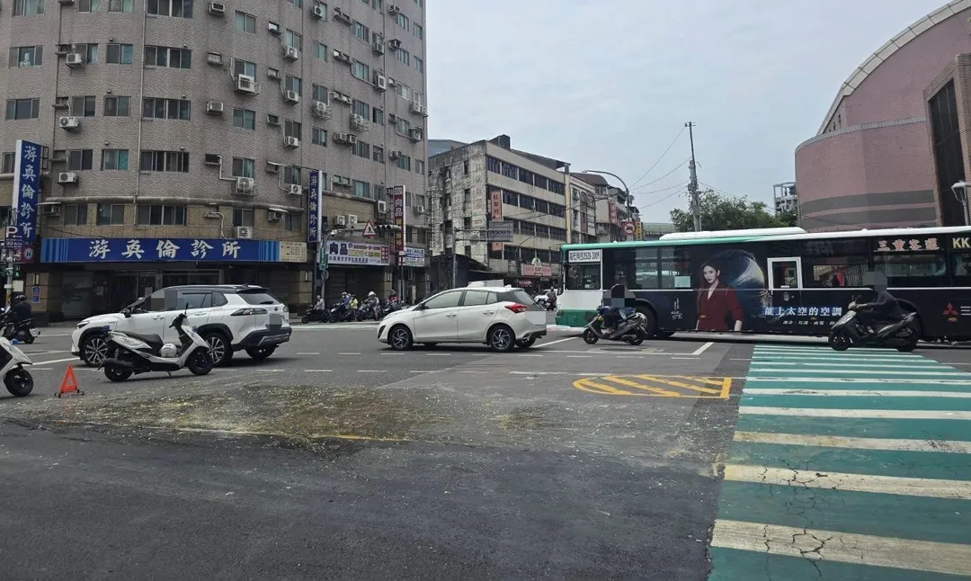小貨車大量雞蛋掉落一度影響車流。(圖/翻攝畫面)