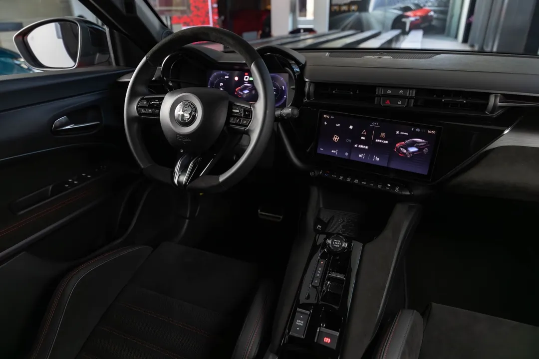 Junior 全車系標配 10.25 吋數位儀表與 10.1 吋中控螢幕，支援無線 Apple CarPlay 與 Android Auto。（圖／中天車享家）
