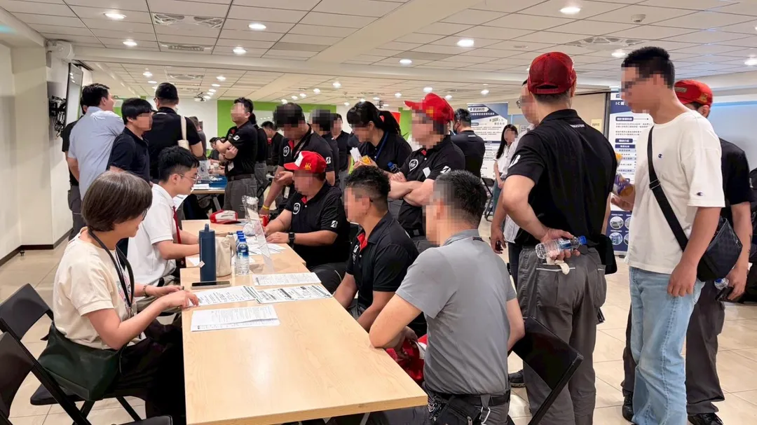 台灣普利司通公司啟動與鄰近產業的職缺媒合工作，今天邀請7家相關產業到廠內舉辦就業媒合會，保障員工的職涯平穩過渡。（圖／台灣普利司通提供）